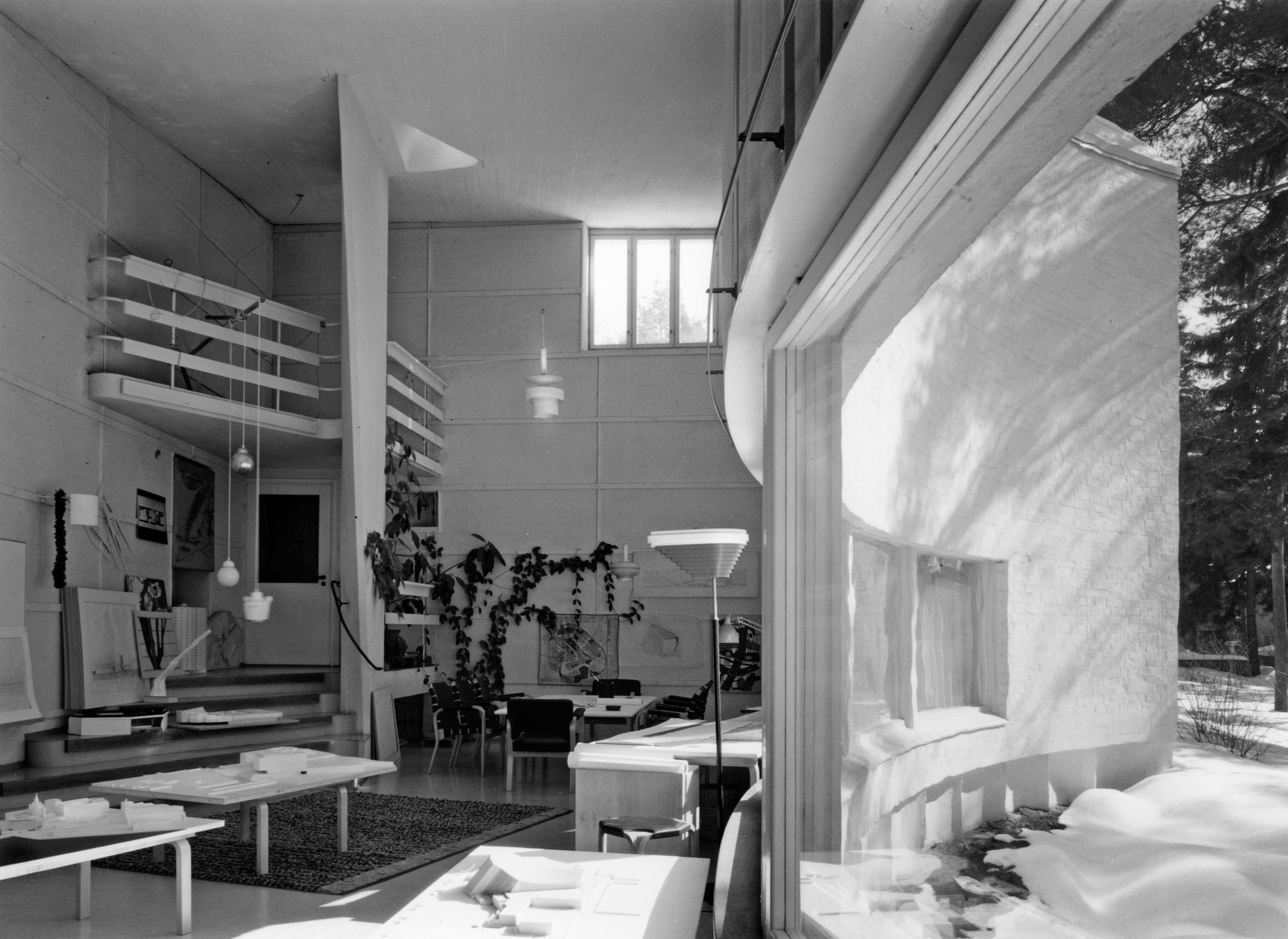 The Aalto Studio, located in the Munkkiniemi area of Helsinki, is the former architectural office of Alvar Aalto, which now operates as a home-museum. Designed in 1955 and used until his death. It is photographed here in winter. Photography by the Alvar Aalto Foundation.