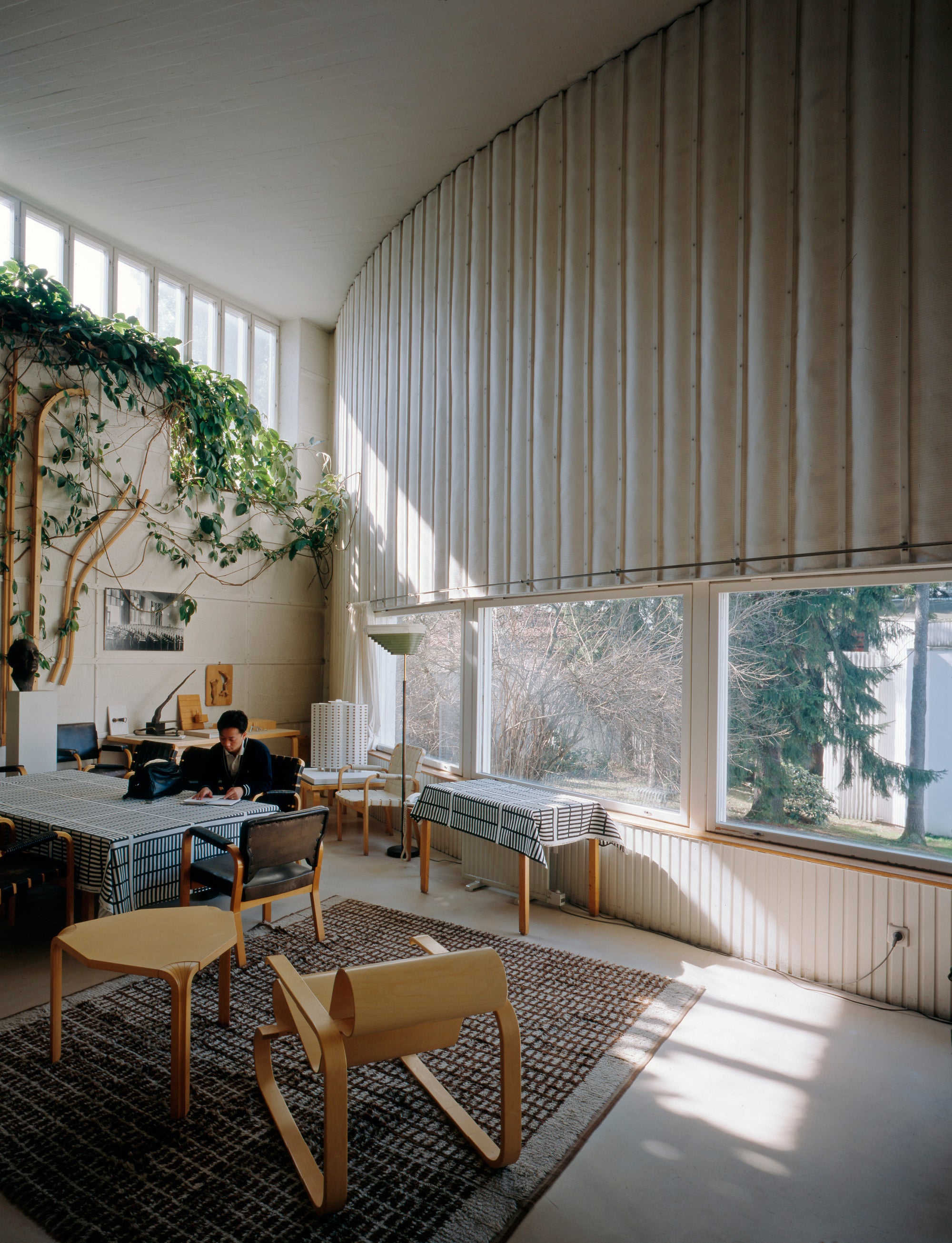 The Aalto Studio located in the Munkkiniemi area of Helsinki, is the former architectural office of Alvar Aalto, which now operates as a home-museum. It features a curved wall typical of his architecture. Photography by The Alvar Aalto Foundation